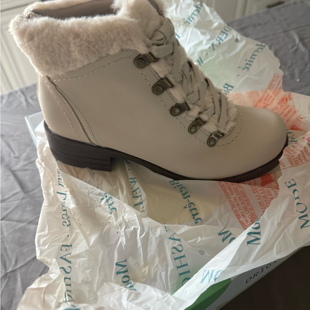 Boots sand white